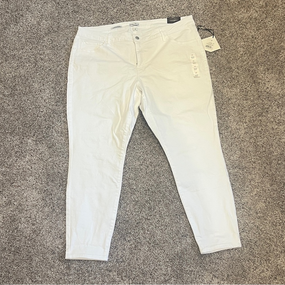 NWT women’s Ava & Viv size 20 white mid-rise skinny jeans